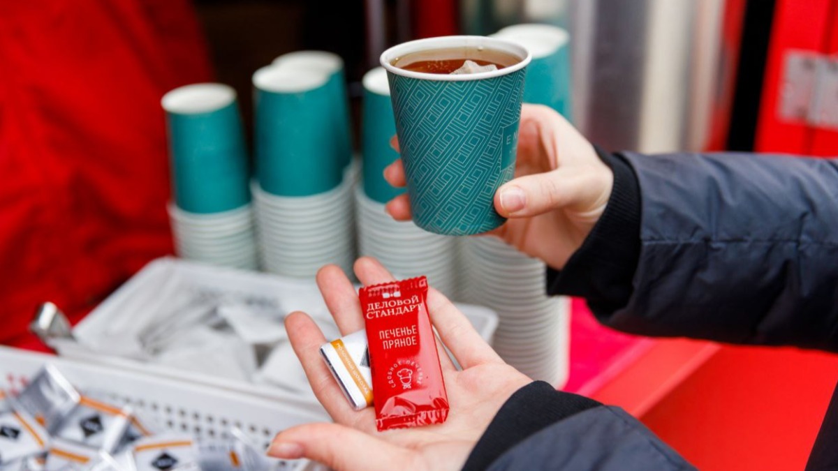На четырех причалах в Москве раздают горячий чай и сладости 