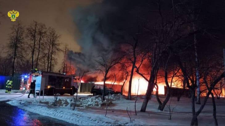 Склад спортивного инвентаря сгорел ночью на западе Москвы