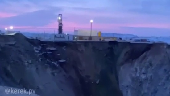 Двое погибли при падении автобуса в воронку в Казахстане