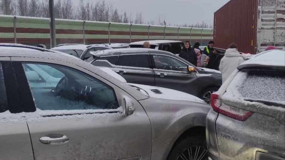 Движение в сторону Москвы перекрыто из-за массового ДТП на трассе М-11 «Нева»