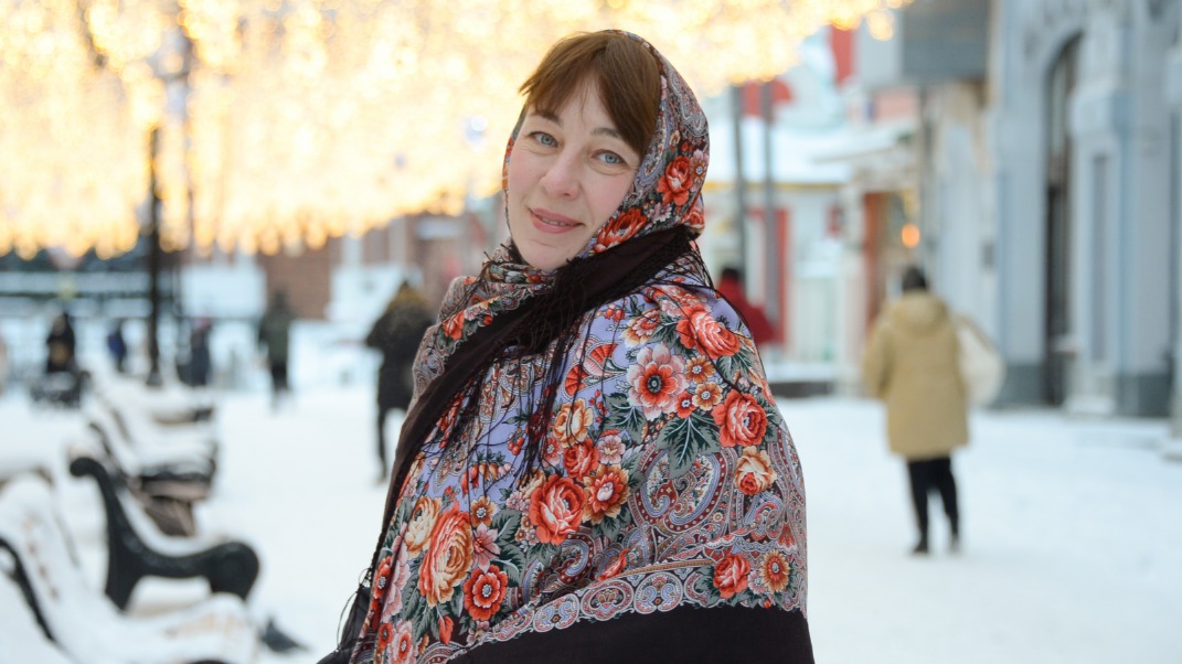 Татьяна Сергеева из Донецкой Народной Республики гуляет по украшенной к празднику Никольской улице в Тверском районе