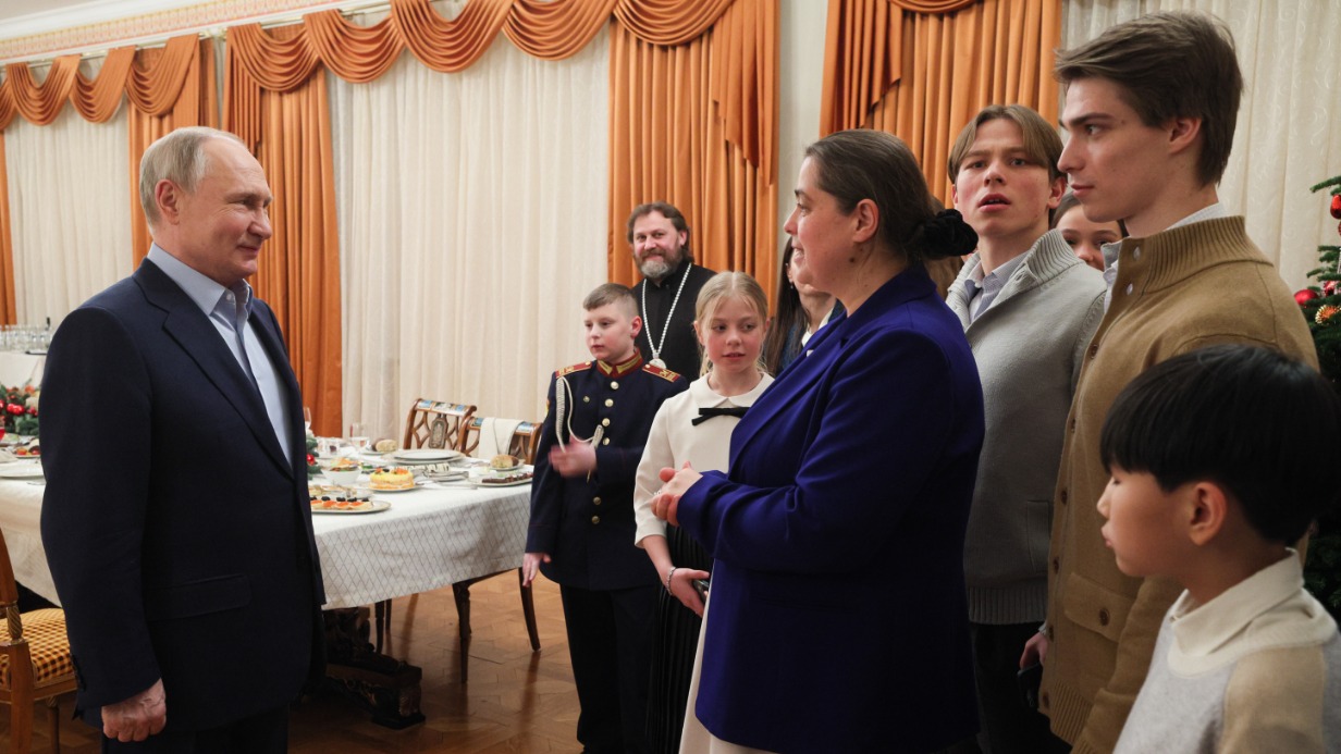 Президент РФ Владимир Путин (слева) на встрече с семьями российских военнослужащих, которые погибли при выполнении задач специальной военной операции, в Ново-Огареве