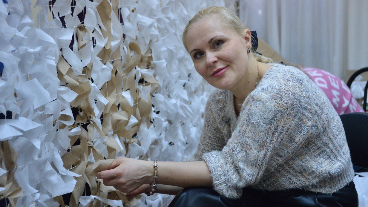 Волонтер корпуса поддержки «С тобой и для тебя» Ольга Волкова, которая работает в Таганском детском центре, плетет зимнюю маскировочную сеть