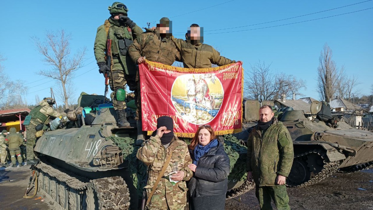 Руководитель добровольческой группы «Vектор народной помощи фронту» Татьяна Малицкая (в первом ряду в центре) с военнослужащими на Донбассе