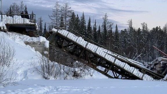 Обрушение моста через реку Поливу произошло из-за лесовоза в Иркутской области