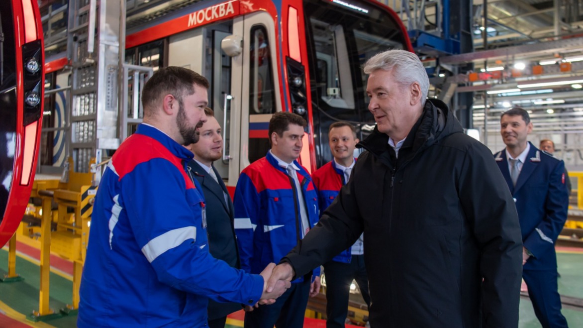 Мэр Москвы Сергей Собянин (справа) на открытии электродепо «Аминьевское» с сотрудниками метро 