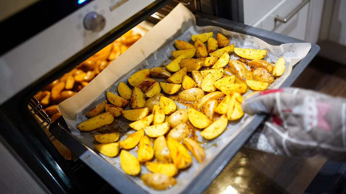 Как быстро и бюджетно почистить духовку