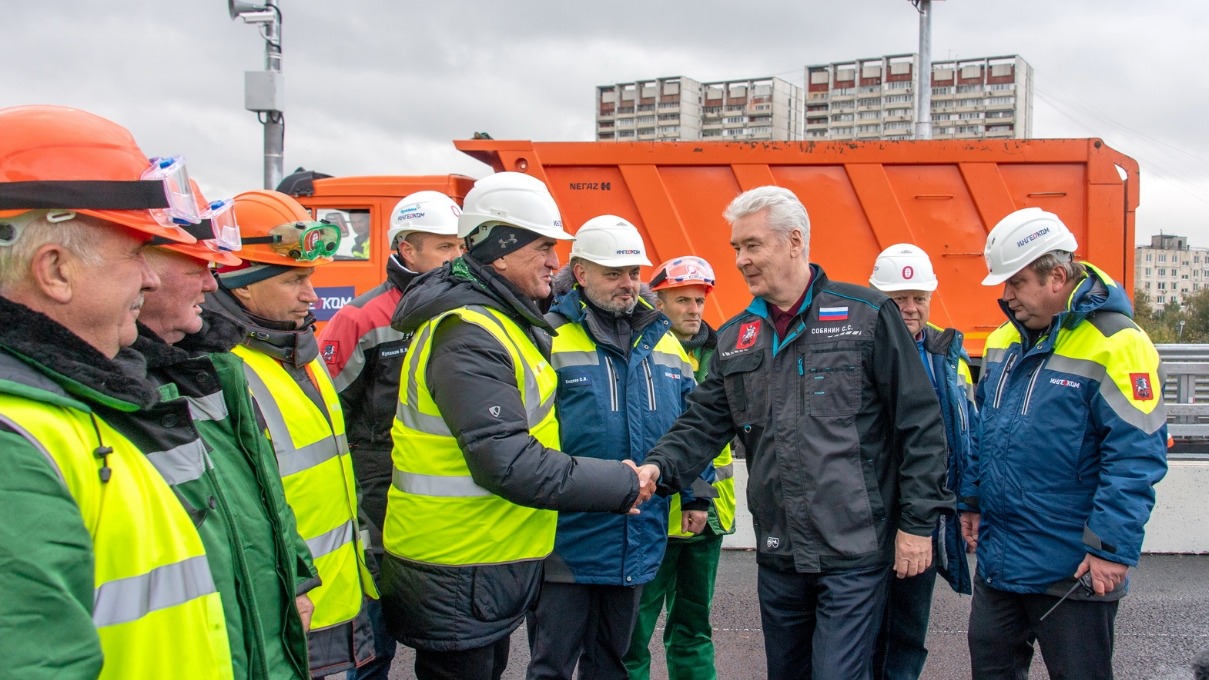 Мэр Москвы Сергей Собянин (справа на первом плане) на открытии транспортной развязки на пересечении Московского скоростного диаметра с дублером Люблинской улицы. В этом году формирование нового дорожного каркаса столицы будет завершено