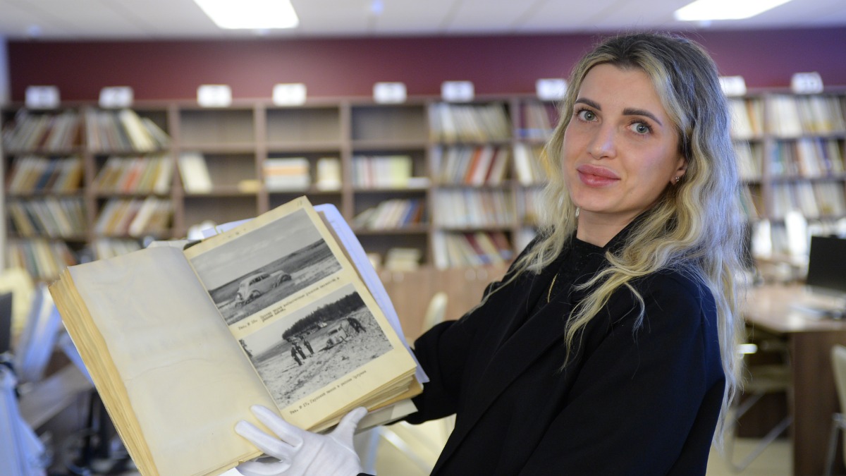 Заведующая сектором исполнения социально-правовых запросов Валерия Азаренко держит в руках уникальные документы — первые фотографии автомобиля «Москвич». Они поступили в Главный архив Москвы в прошлом году, а затем были оцифрованы и опубликованы на специальном сайте