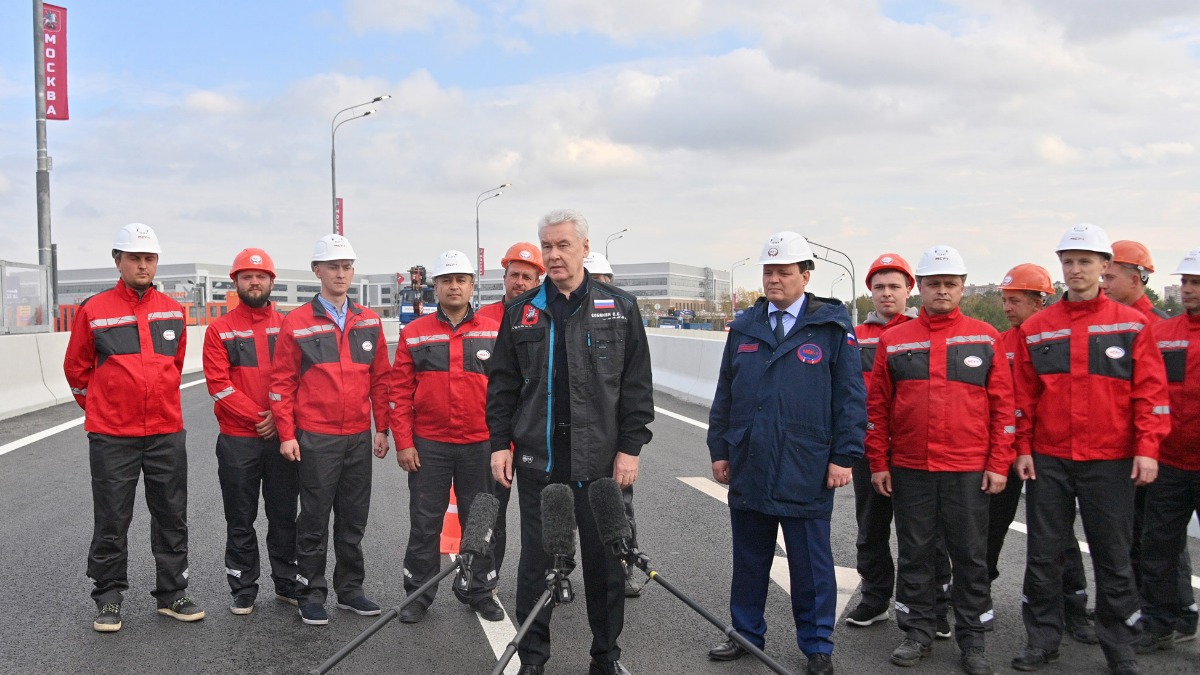 Сергей Собянин (в центре) на открытии Липецкой развязки 