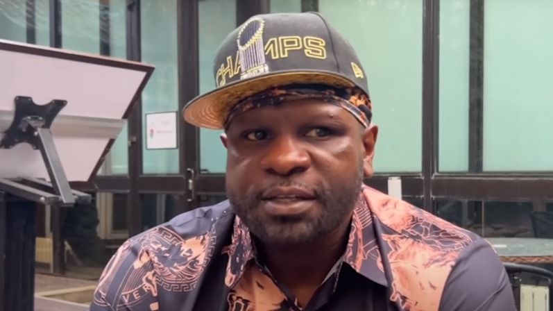 Американский боксер Джонсон получил российский паспорт в футболке с Путиным