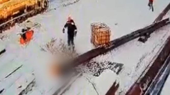 Рабочий погиб на стройке на севере Москвы