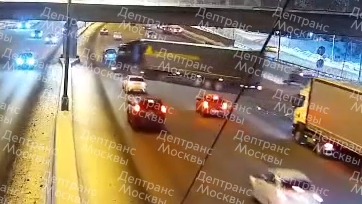 Грузовик въехал в ограждение на внутренней стороне 14-го километра МКАД