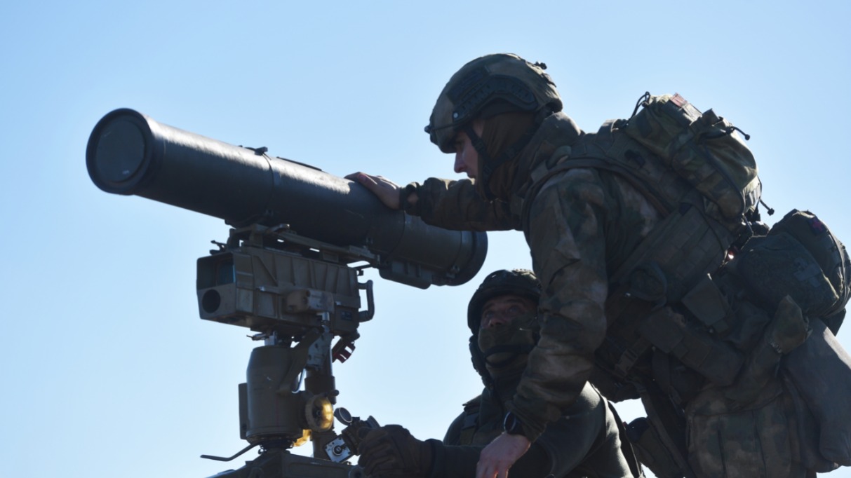 Военнослужащие новороссийского десантно-штурмового горного соединения на запорожском направлении осматривают противотанковый ракетный комплекс «Корнет», установленный на базе багги-разведчиков