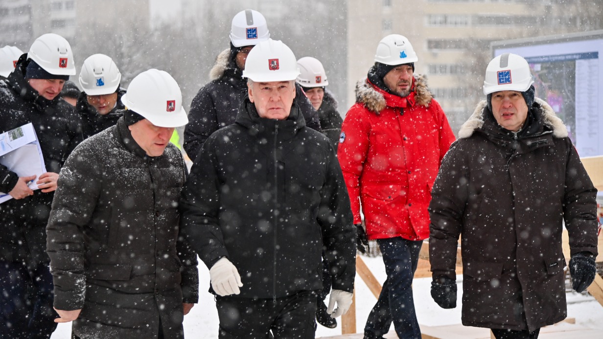 Мэр Москвы Сергей Собянин (в центре), его заместитель по вопросам градостроительной политики и строительства Андрей Бочкарев (слева) и генеральный директор компании-подрядчика Фарит Хайдаров (справа) осмотрели ход сооружения нового путепровода через МЦД-1 вблизи станции «Бескудниково»
