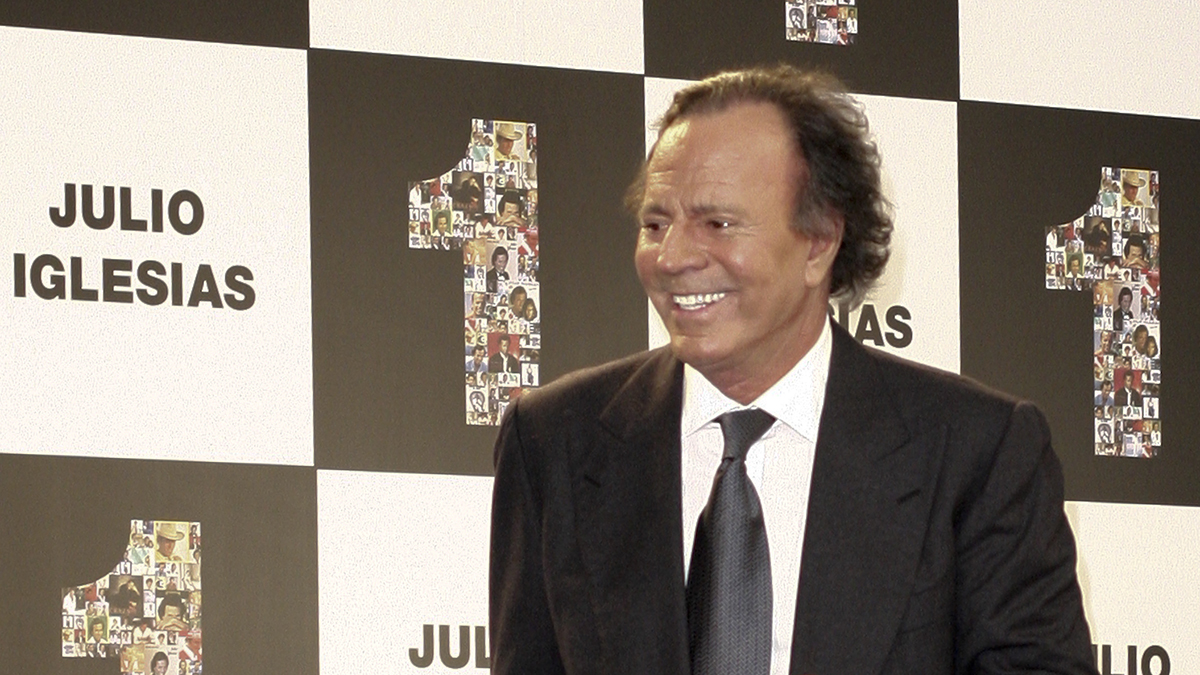 Певец Иглесиас ответил на обвинения в домогательствах от двух сотрудниц