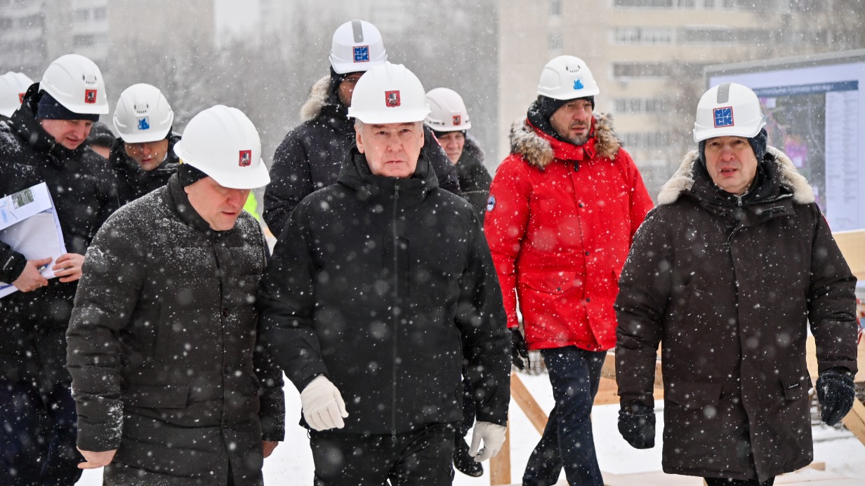 Собянин (в центре) осмотрел строящийся путепровод вблизи станции «Бескудниково» 