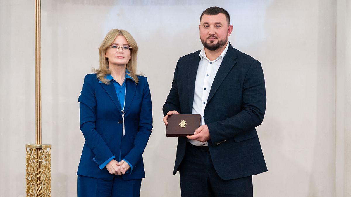 Сергунина наградила столичных добровольцев знаками отличия «Волонтер Москвы»