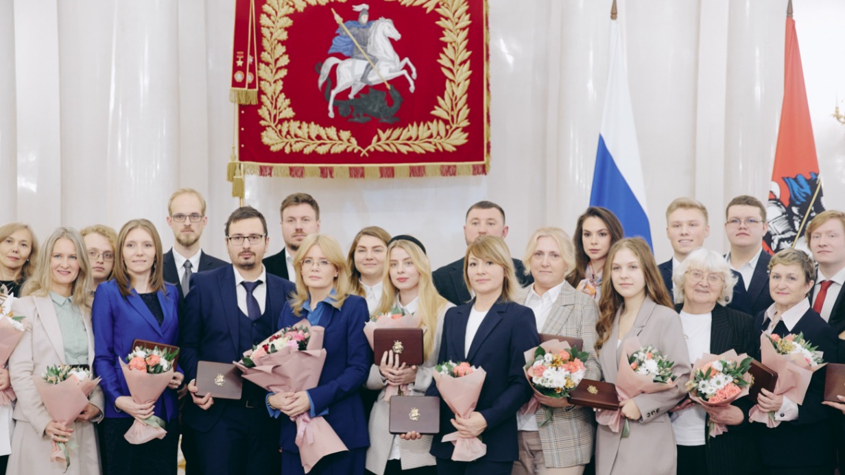 Памятного знака отличия «Волонтер Москвы» в этом году удостоились 30 человек. Награды лауреатам вручила заммэра Москвы Наталья Сергунина (в центре)