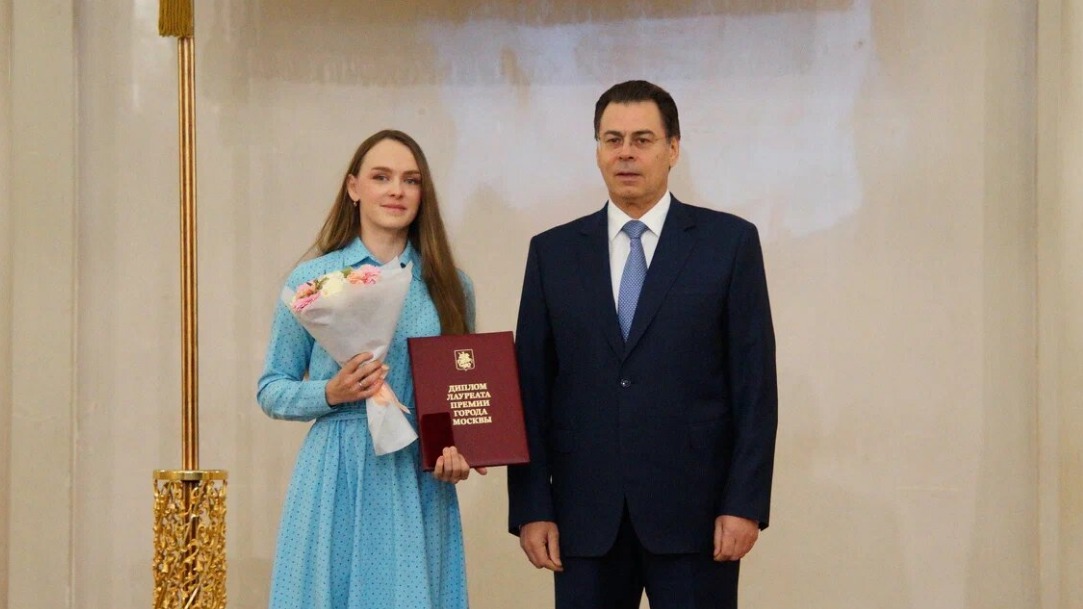 Заместитель мэра Москвы Александр Горбенко вручил награду спецкору «ВМ» Василисе Чернявской