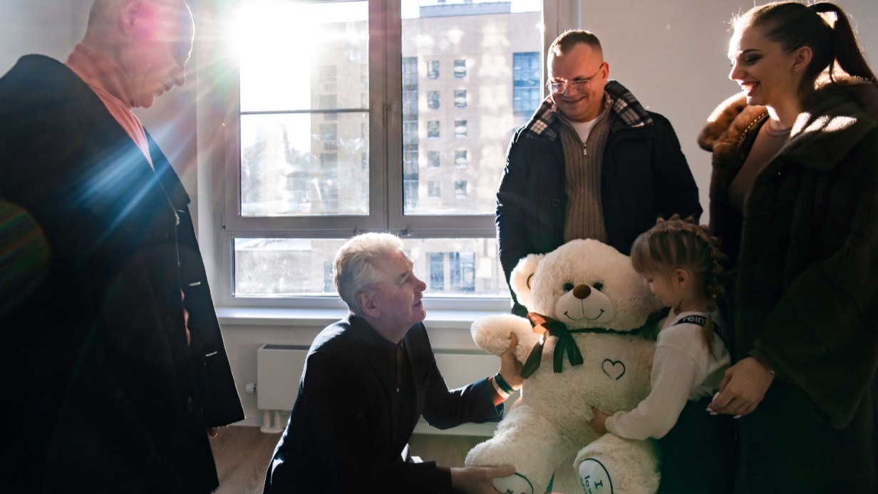 Мэр Москвы Сергей Собянин (слева) с переселившимися по программе реновации