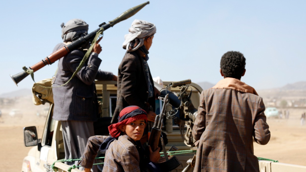 Бойцы-хуситы и соплеменники проводят митинг против ударов США и Великобритании по военным объектам недалеко от Саны (Йемен)