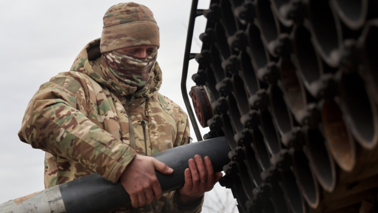 Военнослужащий расчета РСЗО «Град» реактивной артиллерийской батареи Новороссийского горного соединения ВДВ выполняет боевые задачи на запорожском направлении в зоне спецоперации 