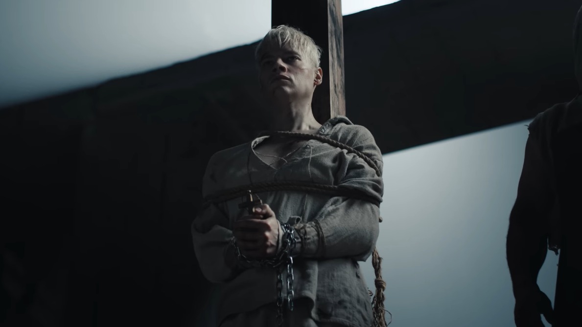 Оплевали и отправили на казнь: SHAMAN выпустил клип на песню «Живой»