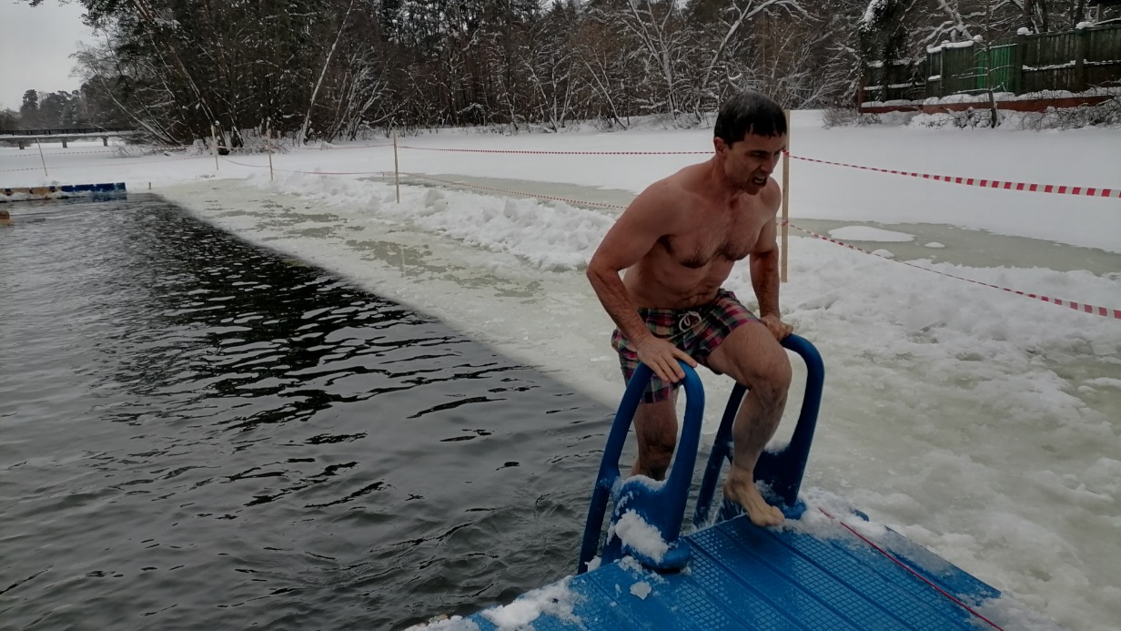 Англичанин Майк Гибсон во время зимнего купания на Бездонном озере в Серебряном Бору на северо-западе Москвы 