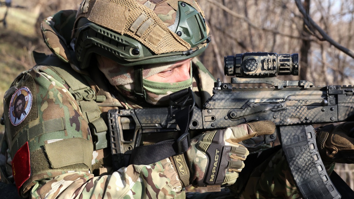 Военнослужащий 810-й бригады морской пехоты Черноморского флота России выполняет боевые задачи, связанные с обороной левого берега Днепра на херсонском направлении