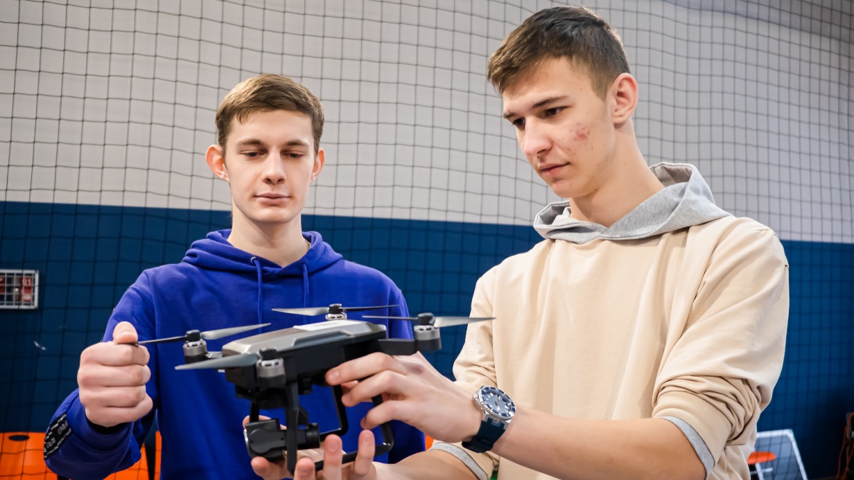 Студенты направления «Эксплуатация беспилотных авиационных систем» Московского колледжа бизнес-технологий Никита Погодин (справа) и Артем Муханько на новом учебном полигоне тренируются управлять современным беспилотником — такими оснащают сейчас учреждения среднего профобразования