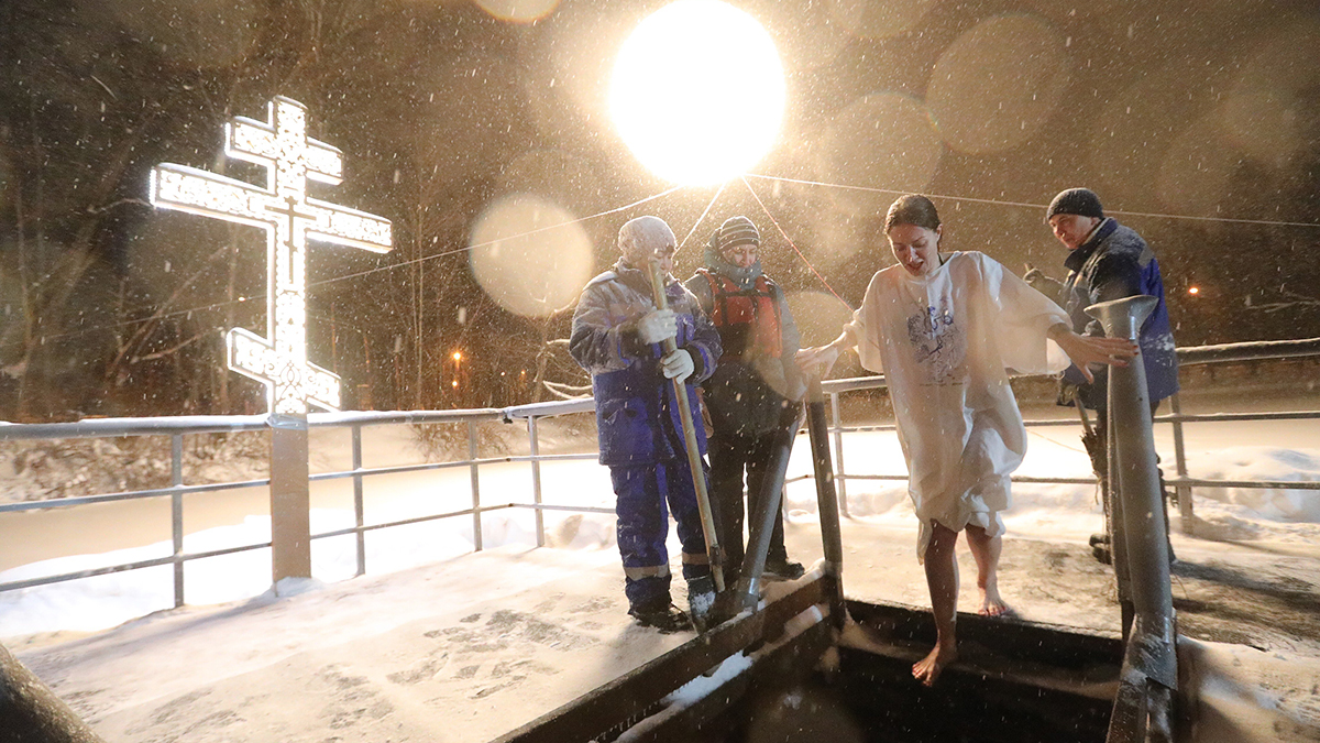 Синоптик Цыганков рассказал о проблеме с вырубкой купелей на Крещение в Москве