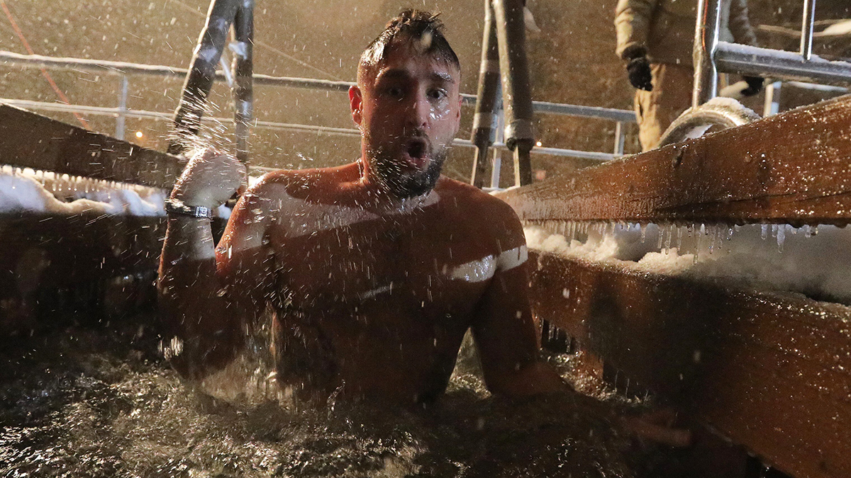 Врач Кондрахин предупредил об опасности купания в проруби при нарушениях психики