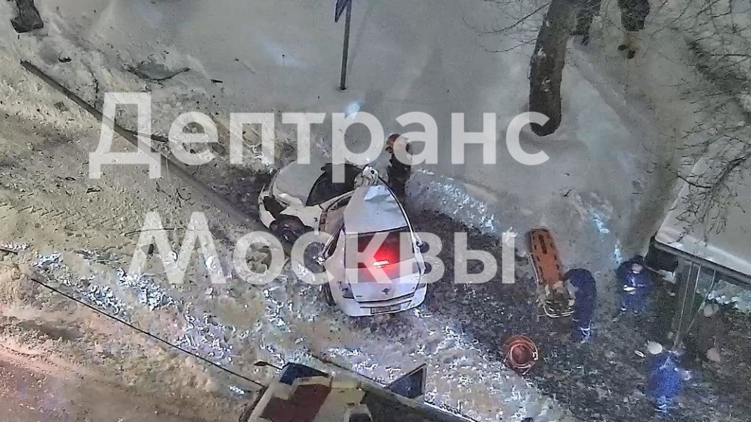 Автомобиль наехал на человека и врезался в столб на Перовском шоссе