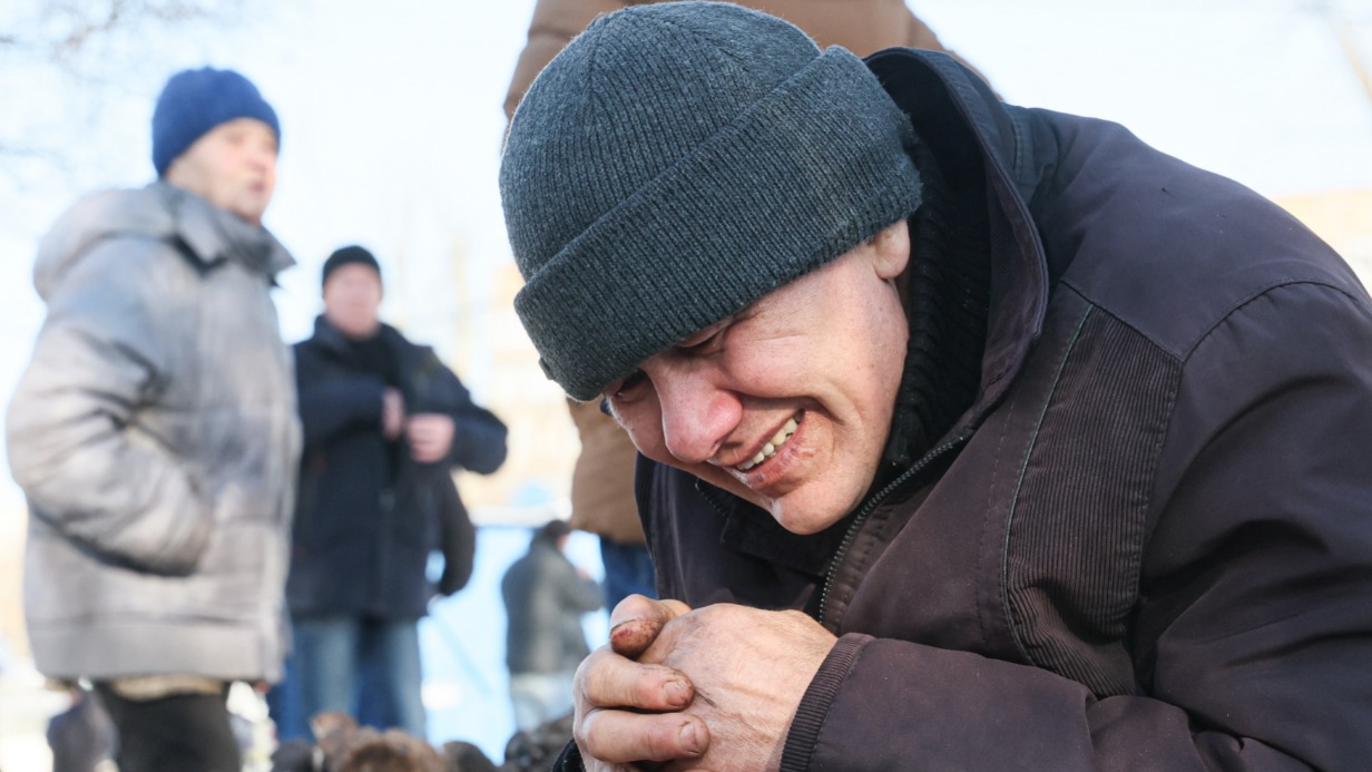 Мужчина на территории рынка «Меркурий» после обстрела со стороны боевиков киевского режима. Они нанесли по мирному кварталу комбинированный артиллерийский удар снарядами калибра 152 и 155 миллиметра