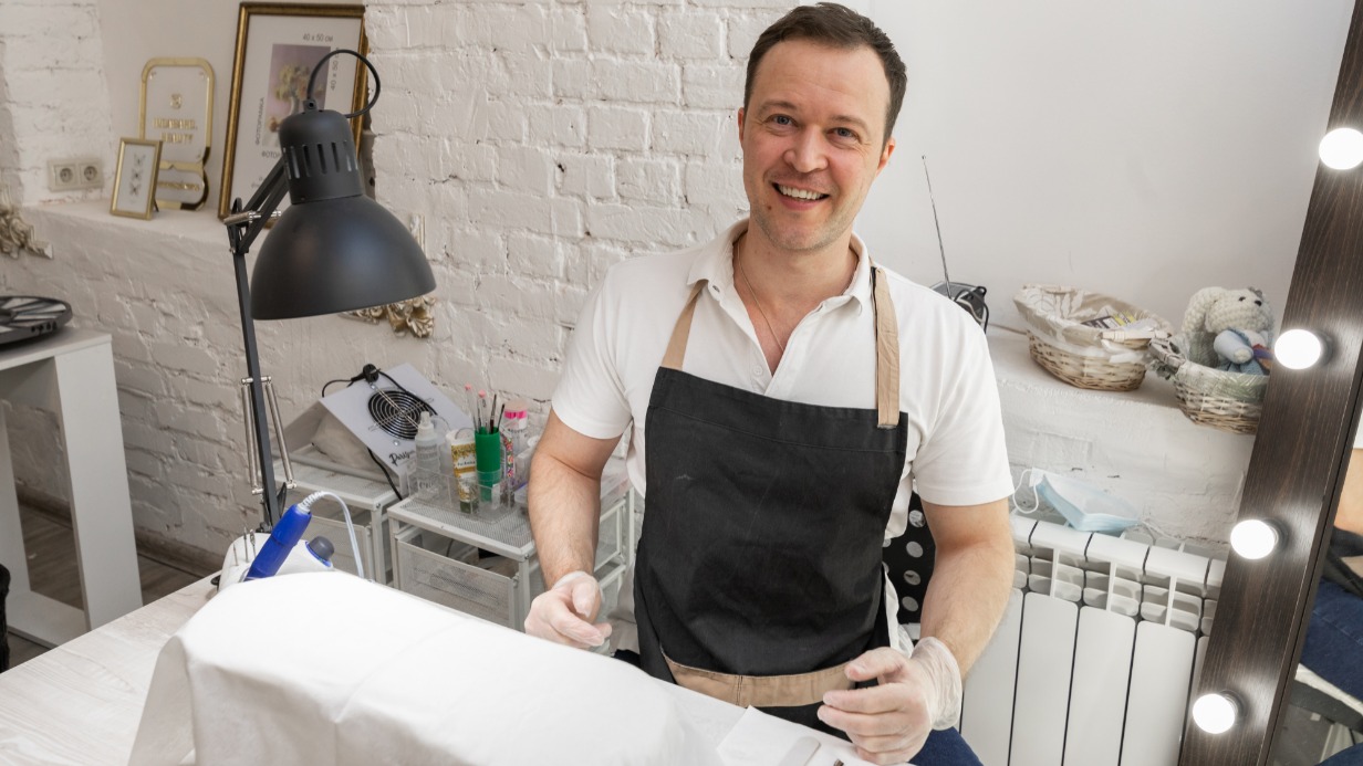 Столичный мастер по маникюру Евгений Пятышин подготавливает рабочее место к приходу клиентки, которая планирует сделать дизайн ногтей с использованием гель-лака отечественного бренда 