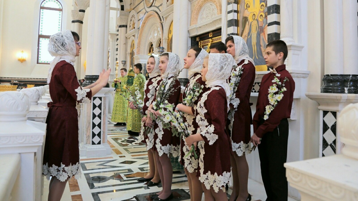 Молодежный архиерейский хор Богоявленского кафедрального собора «Росток» в Горловке под управлением регента Ольги Ильчук (слева) во время церковной службы