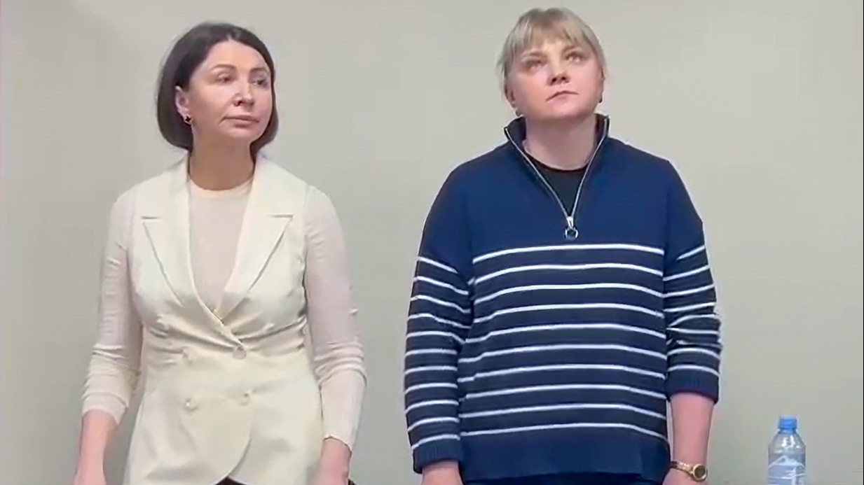 Елена Блиновская (слева) и ее адвокат Наталия Сальникова в Замоскворецком суде 