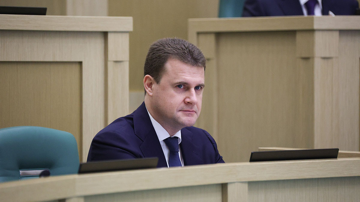 Чекунков: Морспасфлот эвакуирует людей с арестованного на Шпицбергене судна