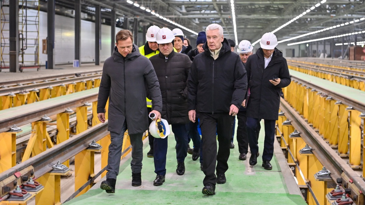 Справа налево в первом ряду: мэр Сергей Собянин, заммэра по вопросам строительства Андрей Бочкарев и руководитель Дептранса Максим Ликсутов осмотрели строительство депо «Южное» 