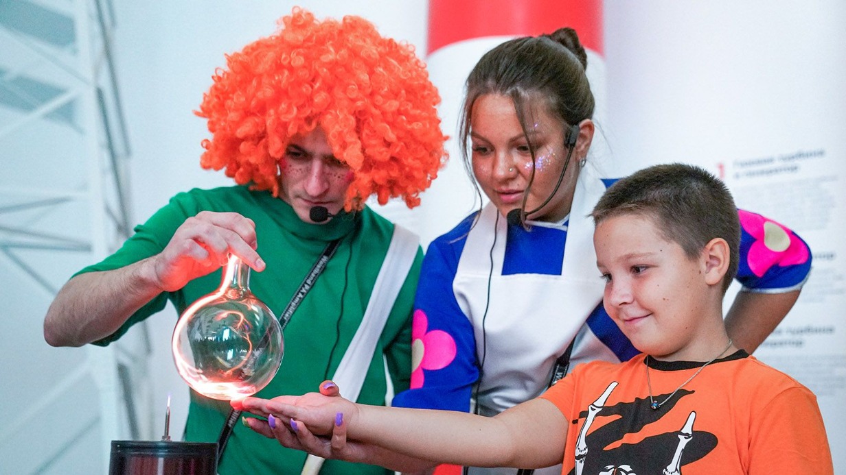 Тесла-шоу и молнии: москвичей пригласили на фестиваль «Самый теплый день»