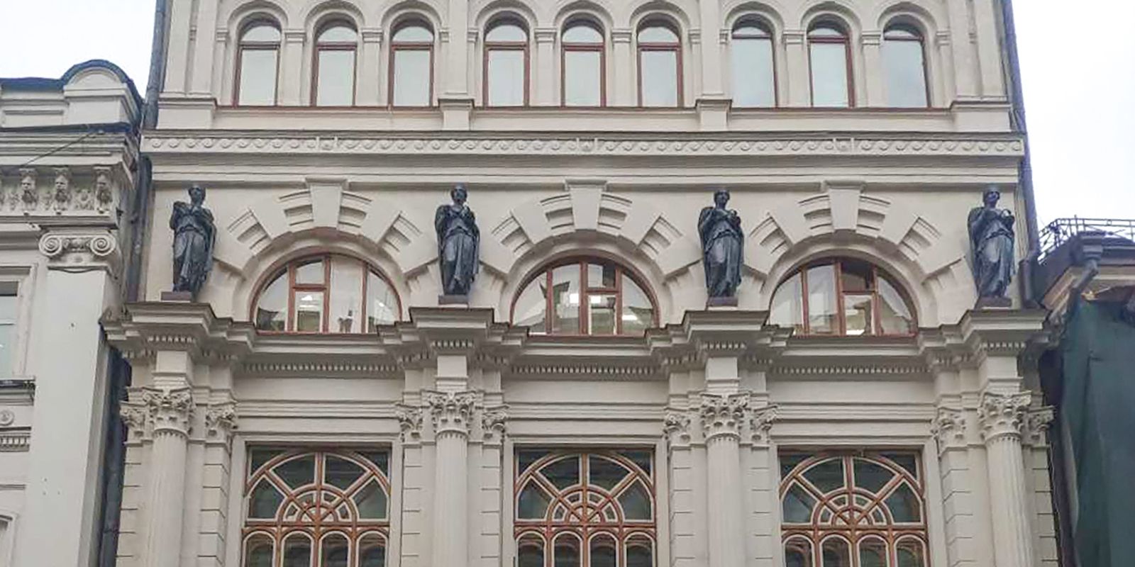 Реставрация главного фасада здания бывшей аптеки Феррейна в Москве завершилась