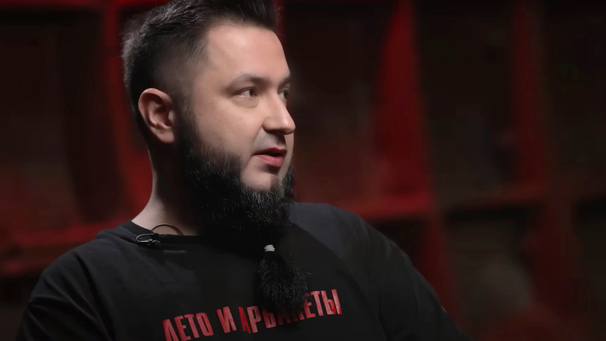 Разрисовавшего матерными граффити здания в Судже блогера Апачева оштрафовали