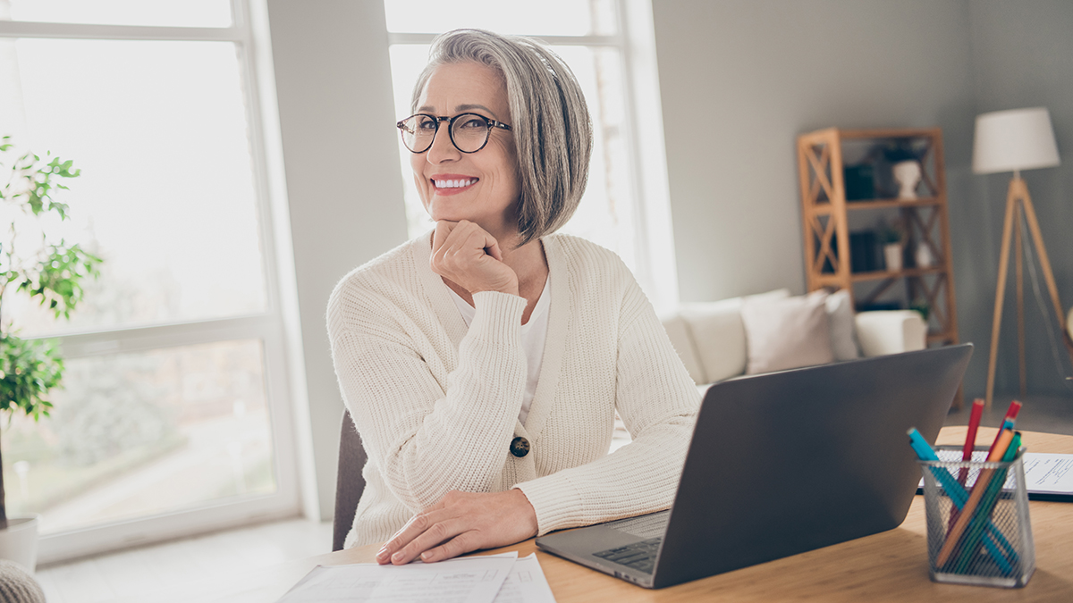 Закрашивать или гордиться? Что делать с сединой в 50+: советы бьюти-эксперта