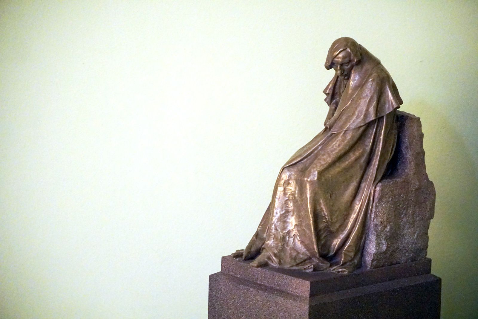 Тактильный макет монумента писателю установили в Доме Гоголя 