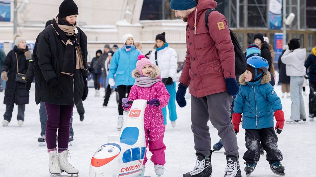 Москвичей пригласили научиться стоять на коньках на различных площадках столицы