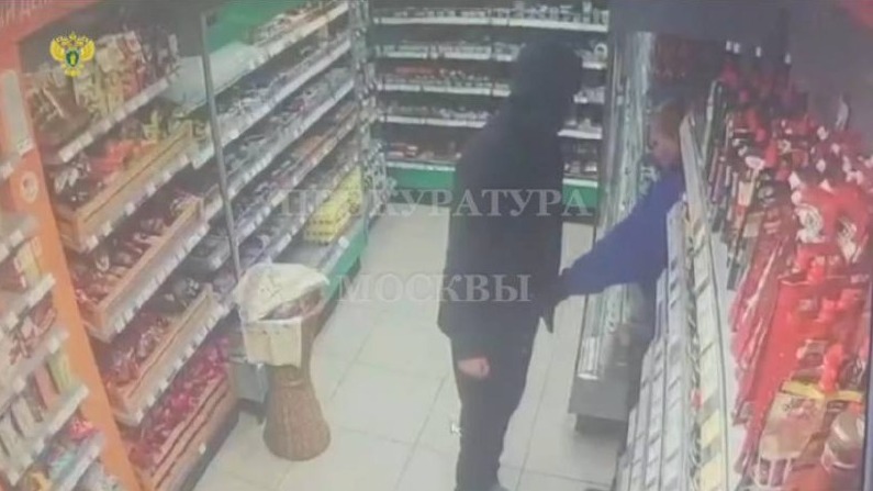 Молодой человек отказался платить за сырок и ограбил магазин в Новой Москве