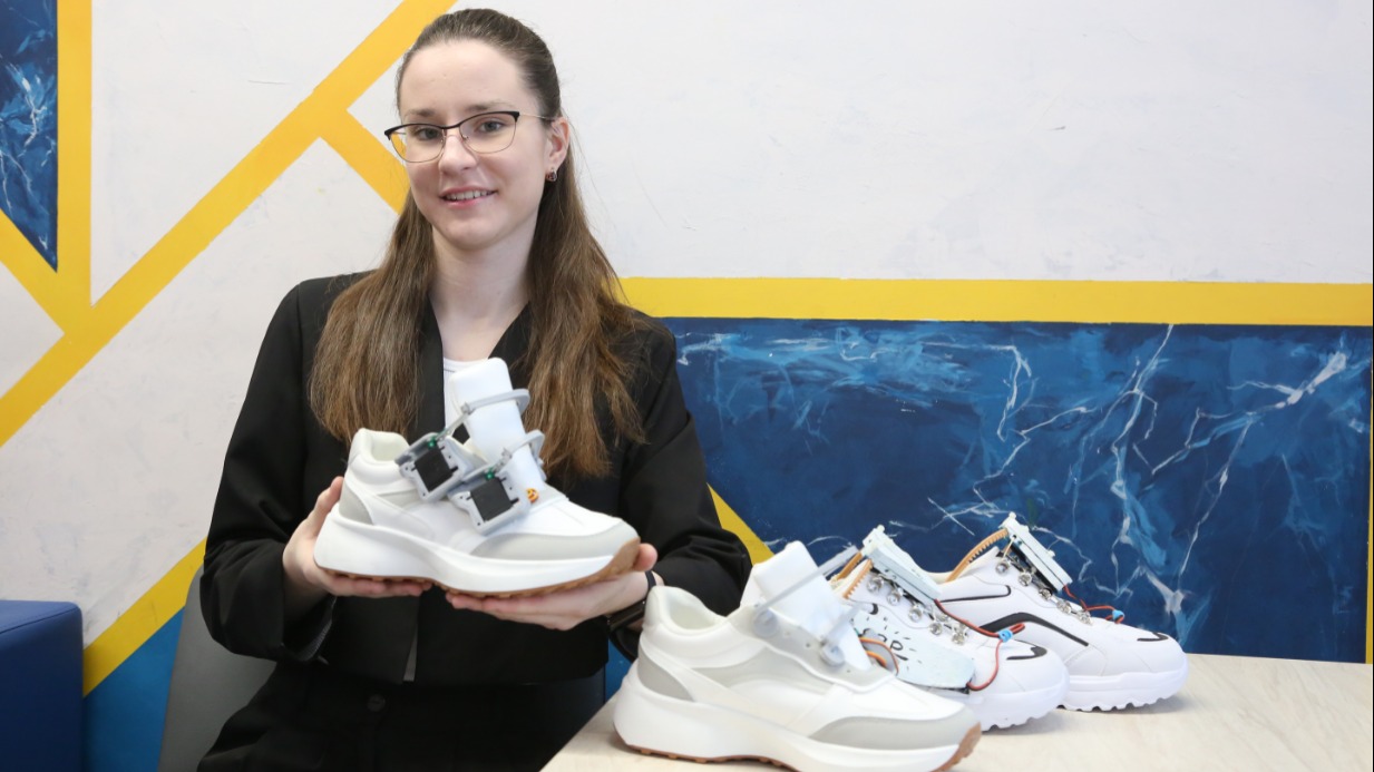 Анна Филаретова, студентка второго курса Института № 7 «Робототехнические и интеллектуальные системы» МАИ, со своим изобретением