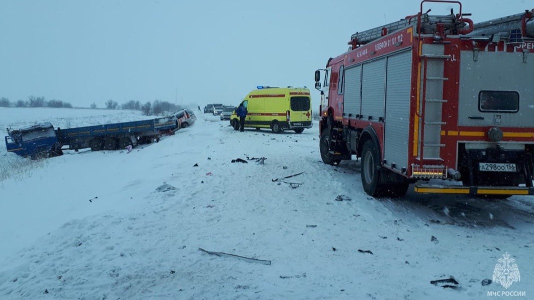 Пять человек погибли в массовом ДТП в Оренбургской области