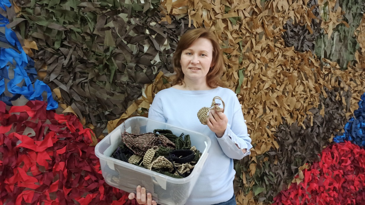 Старший инструктор волонтерской группы «Созвездие активных» Татьяна Лыткина в мастерской добровольческого объединения готовит к отправке на фронт браслеты из паракорда